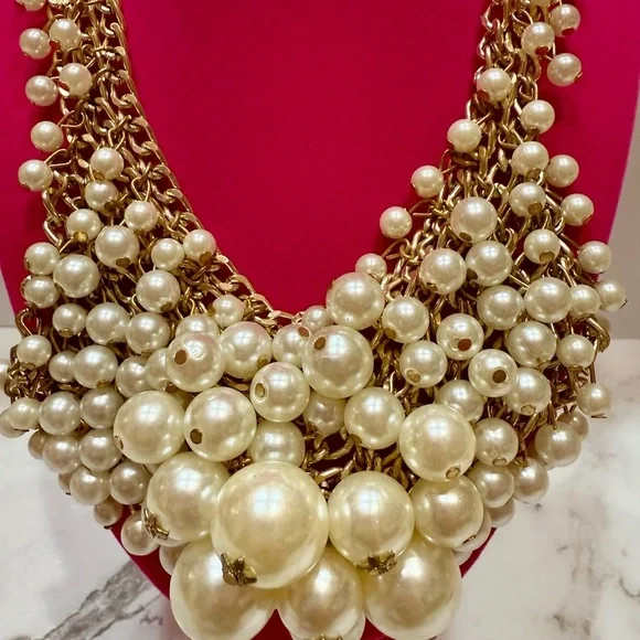 Elegant Pearl and Gold Statement Necklace - Picture 3 of 6